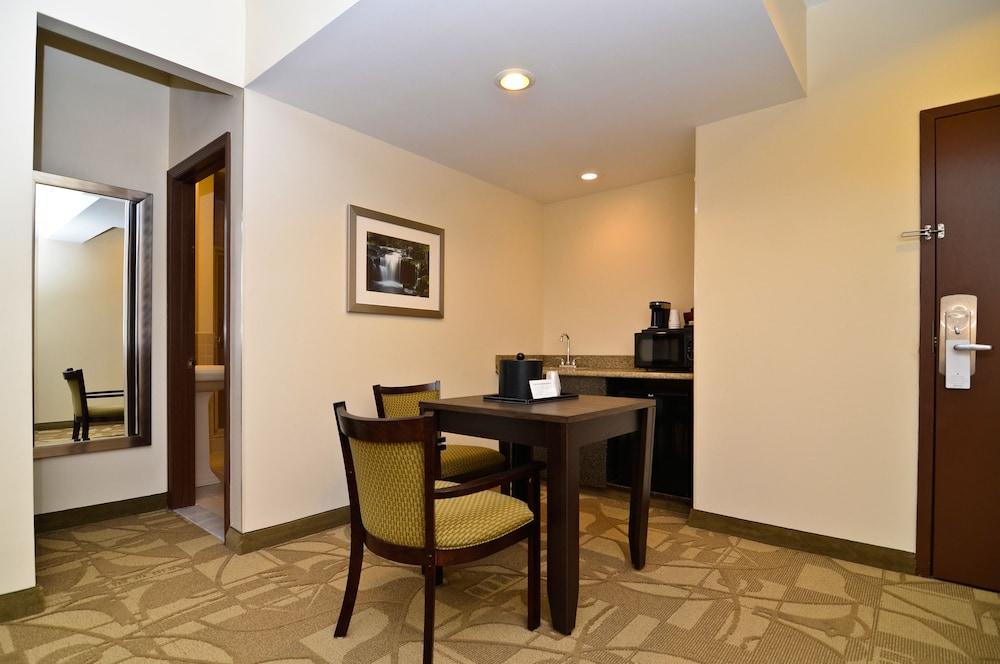 Best Western Plus The Inn & Suites At The Falls Poughkeepsie Exteriör bild