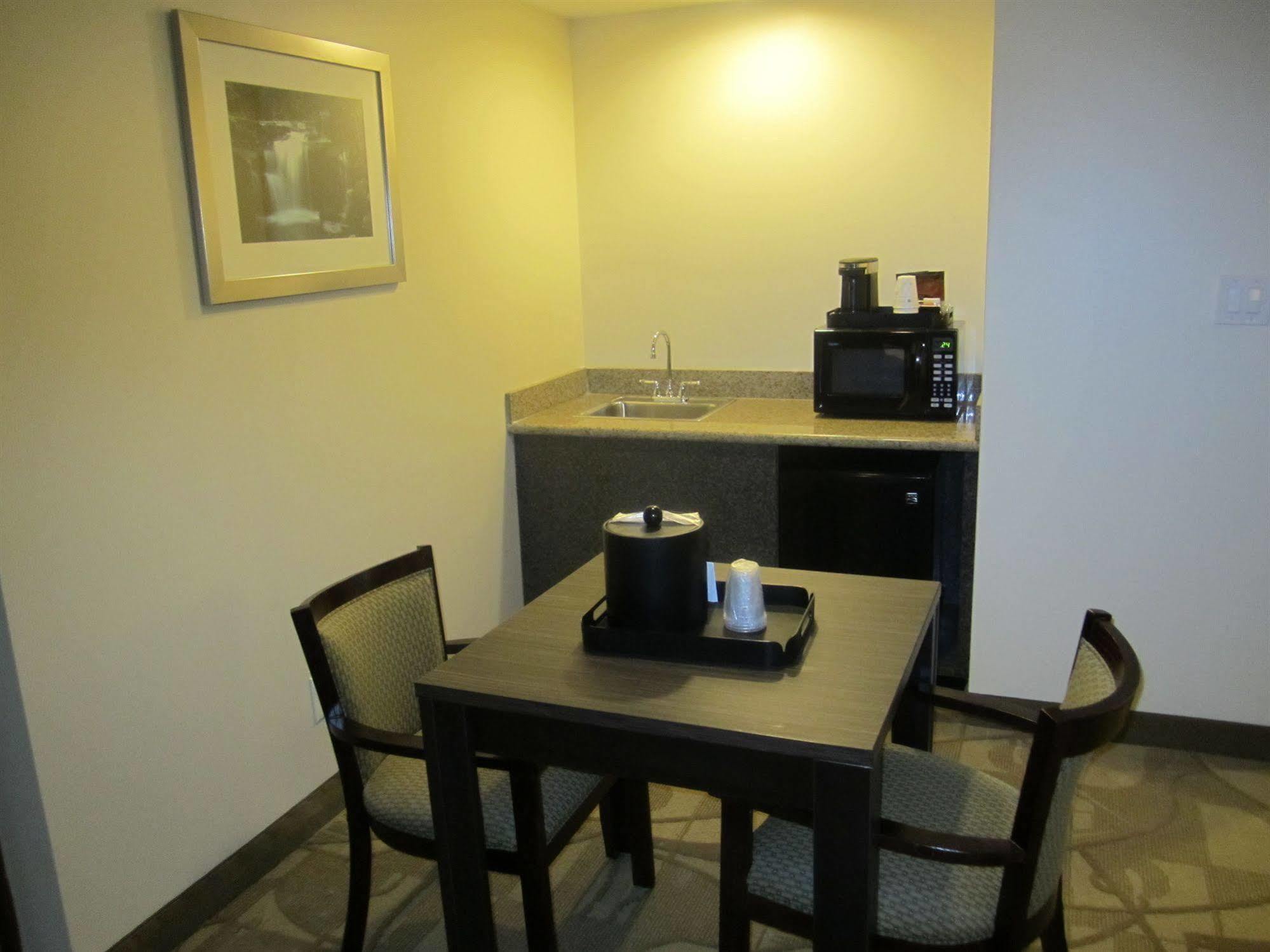Best Western Plus The Inn & Suites At The Falls Poughkeepsie Exteriör bild